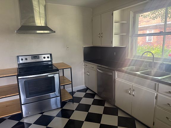 4th image of 126 W York St