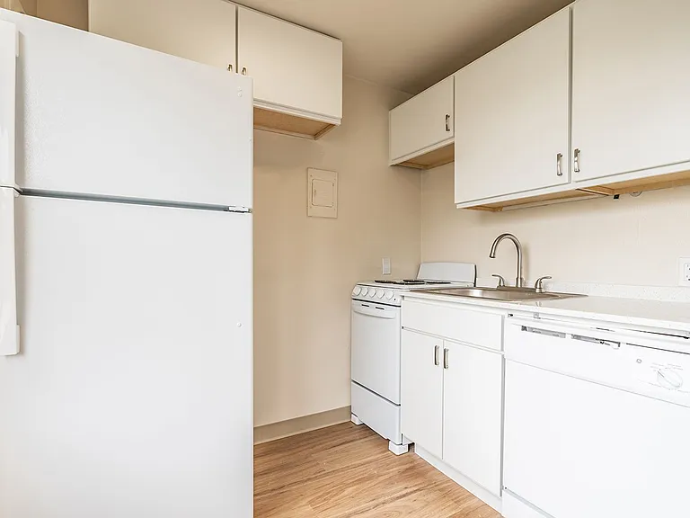 The Queensborough Apartments — Photo 28