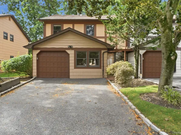 28 Hampton Ct, Woodbury, NY 11797