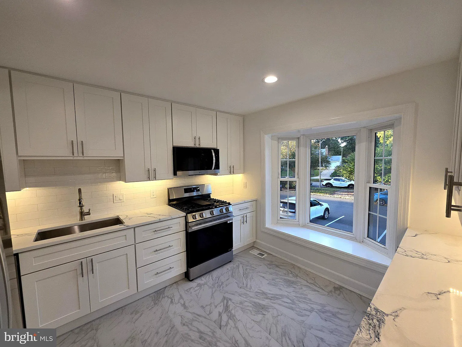 3 bed, 3.5 bath, 1584 sqft, $3,400 — Photo 3
