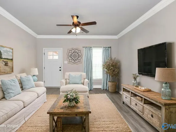 112 Elledge Farm Dr, Hazel Green, AL 35750