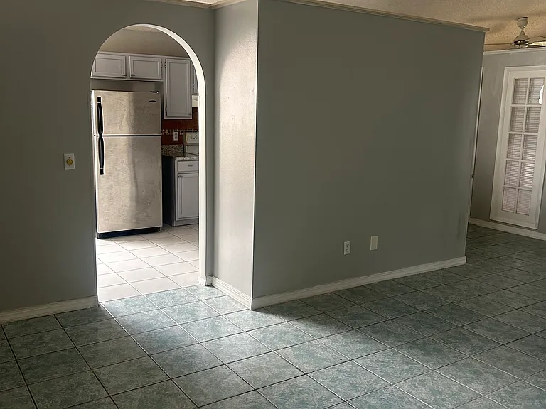 2745 Burwood Ave — Photo 15