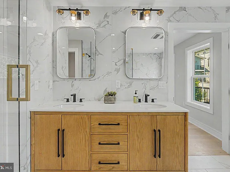 2902 Vista St NE — Photo 48
