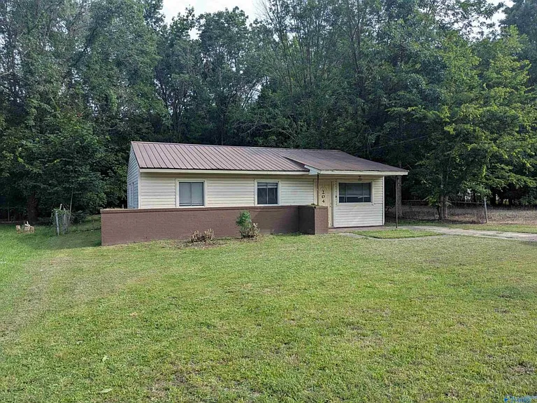 204 Carolyn Ln — Photo 1