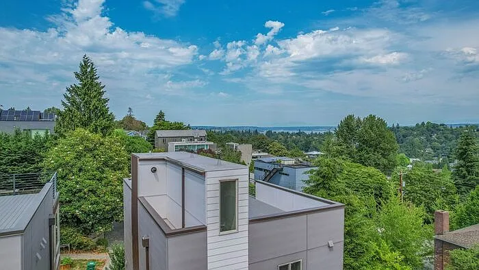 2409 E Thomas St — Photo 32