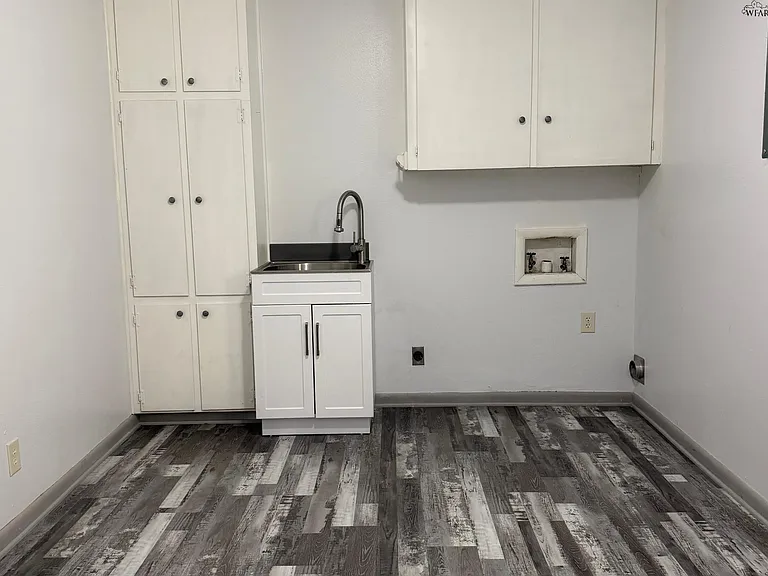 1547 Singleton Ave — Photo 9