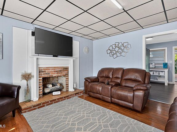 4th image of 906 McArthur St