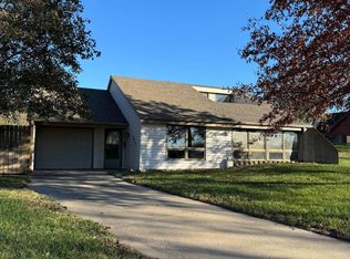 5618 SW Reeder St, Topeka, KS 66604
