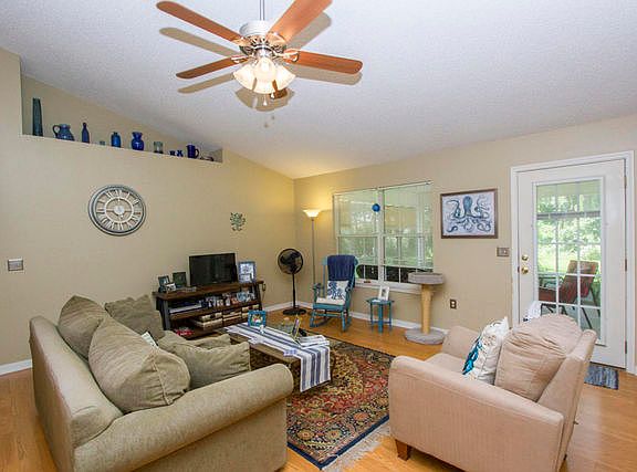 3rd image of 72 Bainbridge Ln