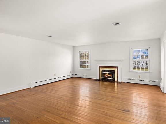 5th image of 1324 Woodstock Rd