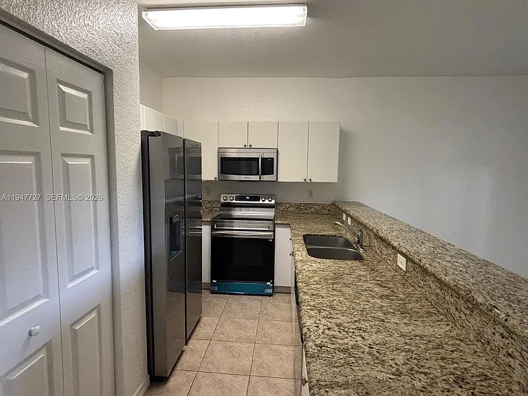 4911 SW 140th Ter — Photo 6
