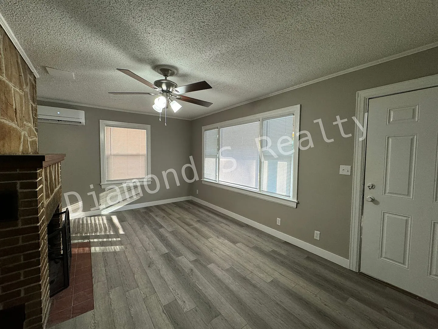 Updated 2 bedroom Home - Great Location — Photo 2