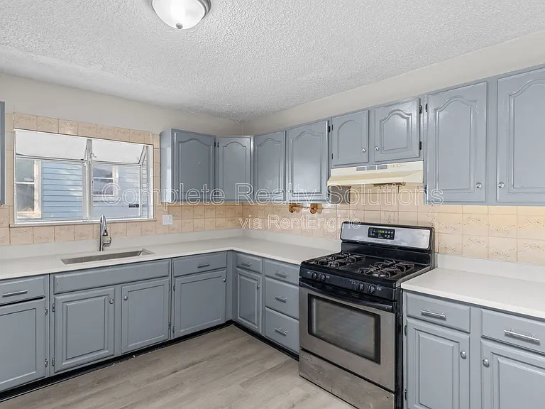 2056 Coleridge Dr — Photo 7