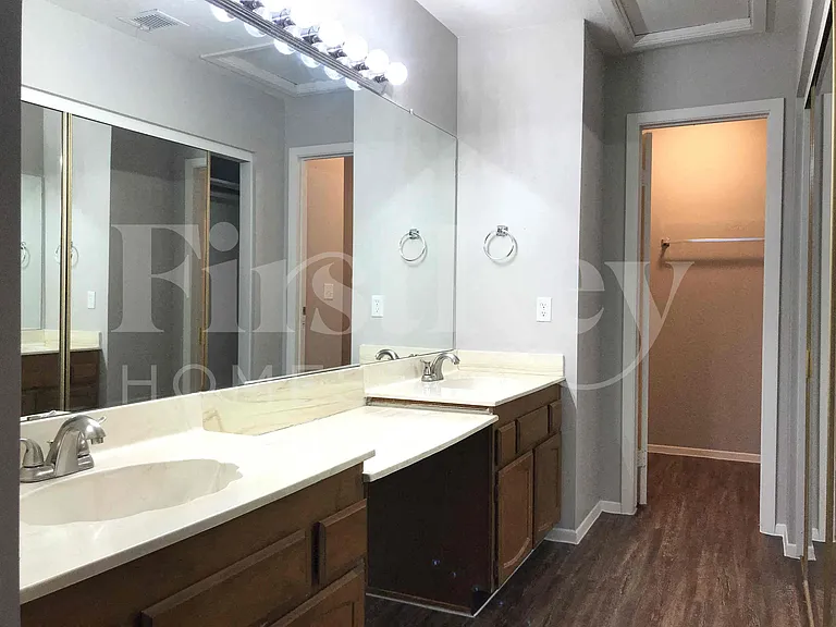 526 E Topeka Dr — Photo 18