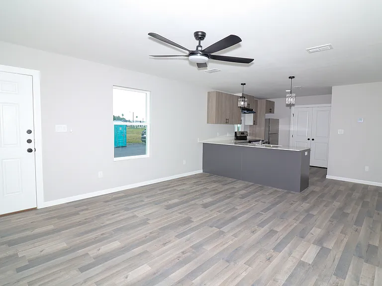 900 Crestview St #B — Photo 8