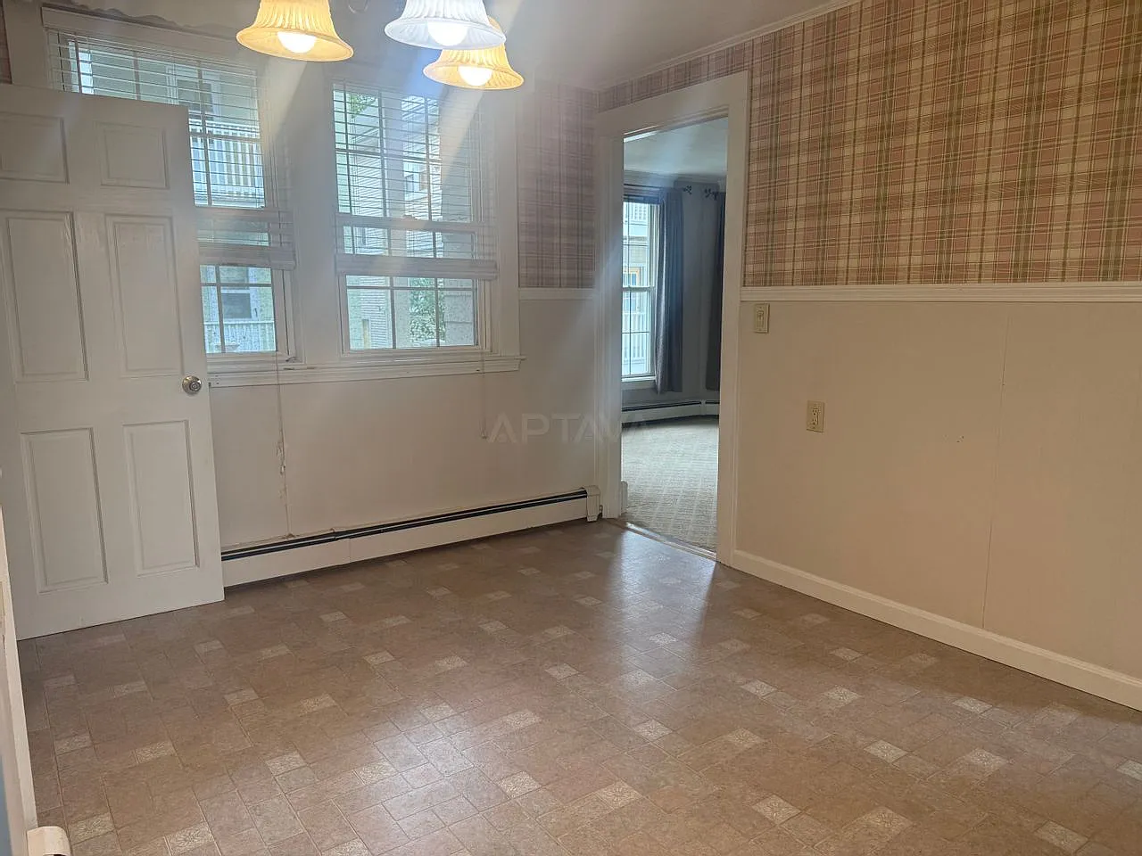 Medford Square / Tufts University / Medford Hillside area, 2 bedroom, 1 bathroom apartment — Photo 1