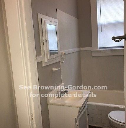 2nd image of 1517A Bernard Ave