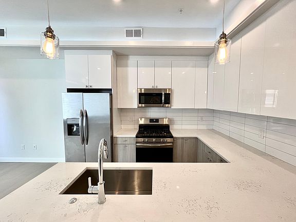 5th image of 1421 N Franklin St #2
