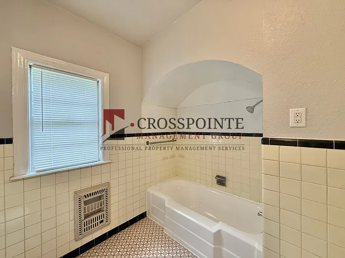 1120 Augusta Ave — Photo 27