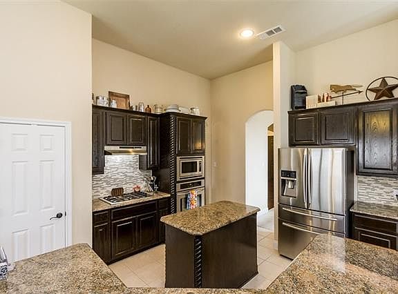 5th image of 700 Livingston Dr