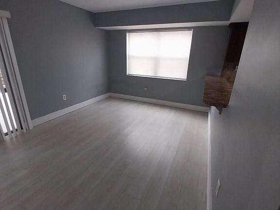 3rd image of 100 SW 110th Ave APT 114-2