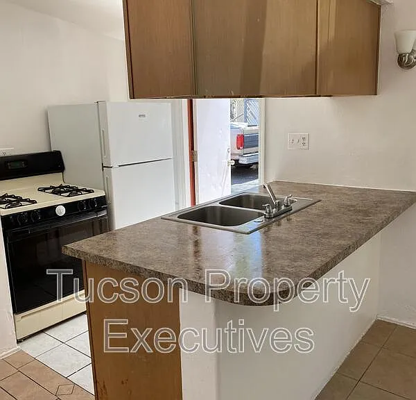 1646 N Beverly Ave — Photo 3