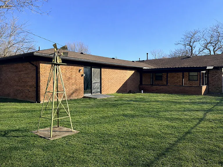 1323 SE Clover Ln — Photo 2