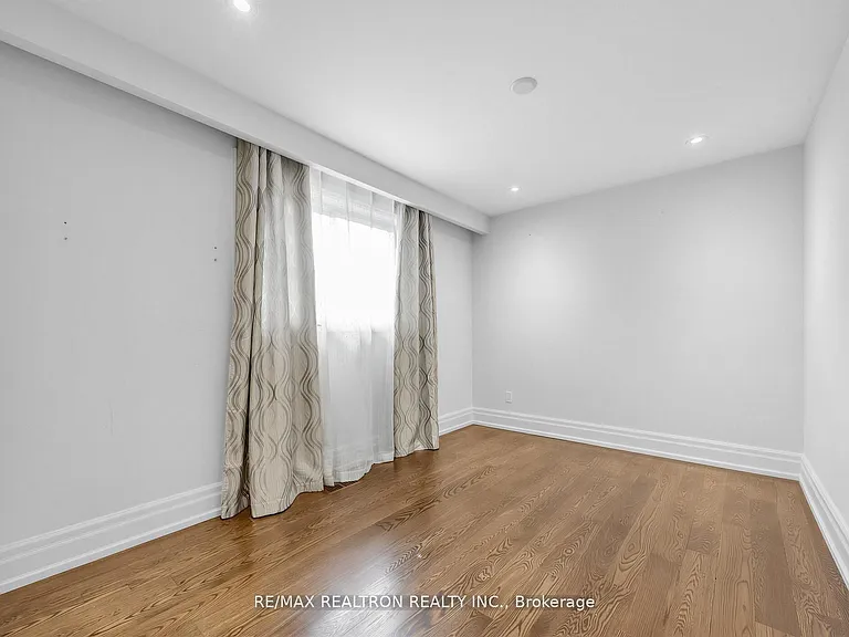 44 Pineway Blvd W — Photo 26