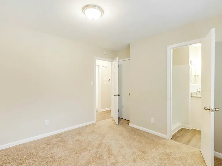 2237 Shamrock Dr — Photo 2