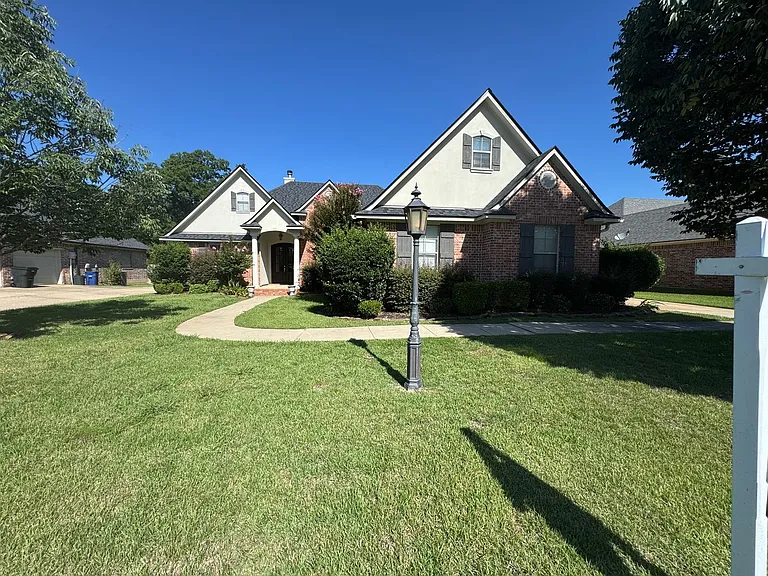 106 Horseguards Ave — Photo 1