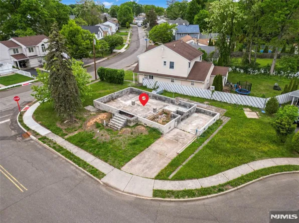 6 Patton Ct, Rochelle Park, NJ 07662