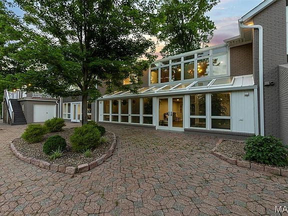 3rd image of 298 Garnet Ln