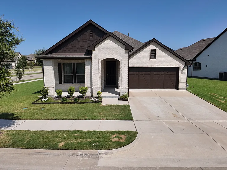 2900 Bluff Creek Dr — Photo 1