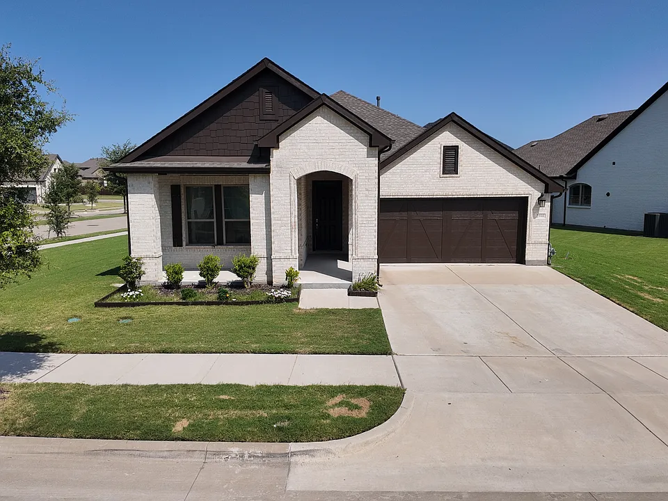 2900 Bluff Creek Dr