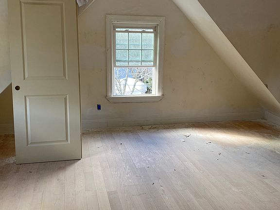 4th image of 250 Thacher St