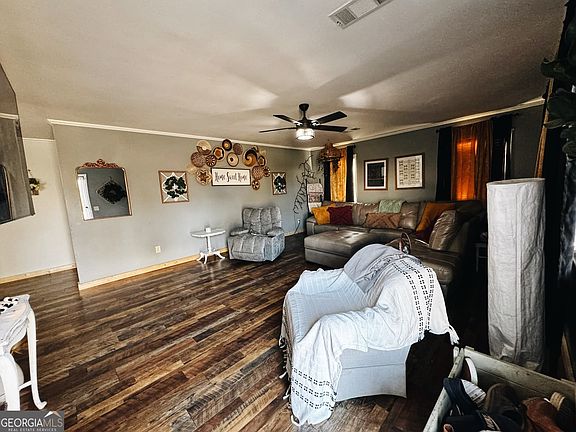 5th image of 406 W 3rd St