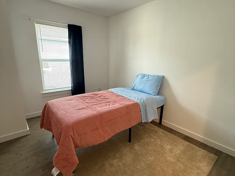 Catawba Ave — Photo 16