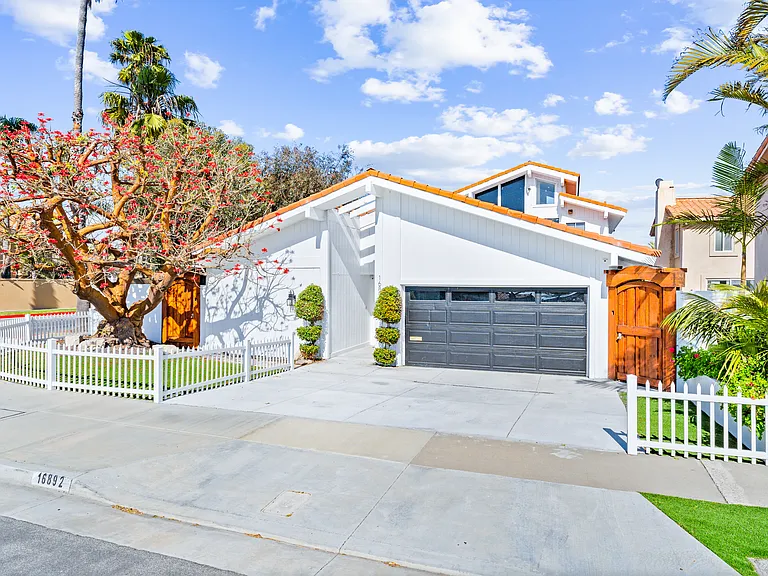 16892 Baruna Ln — Photo 40