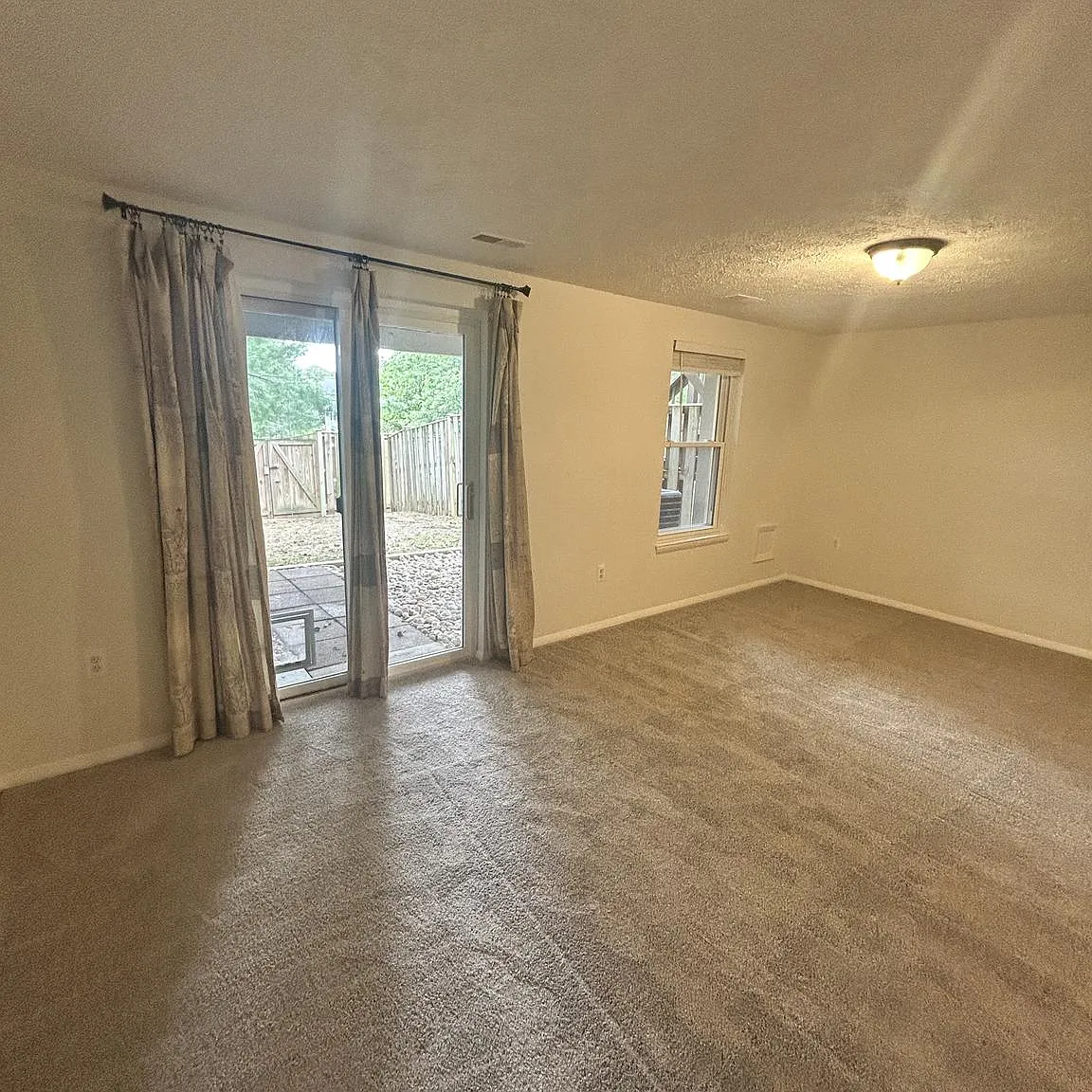 3 bed, 4.0 bath, 2260 sqft, $3,000 — Photo 3