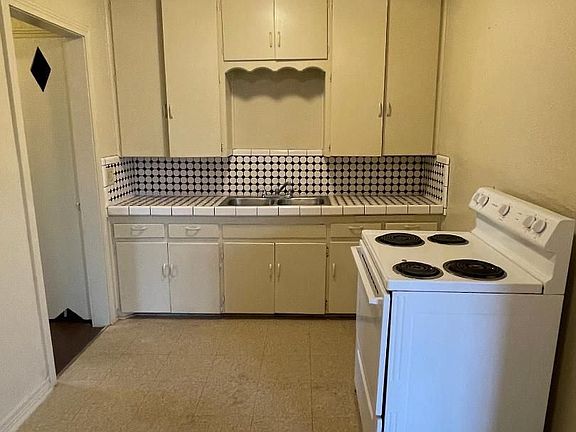 5th image of 1105 Arkansas St