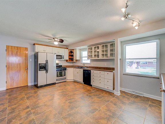 4th image of 2135 Saint Louis St
