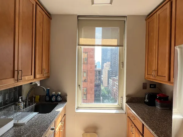 145 East 48th Street image 3 of 10