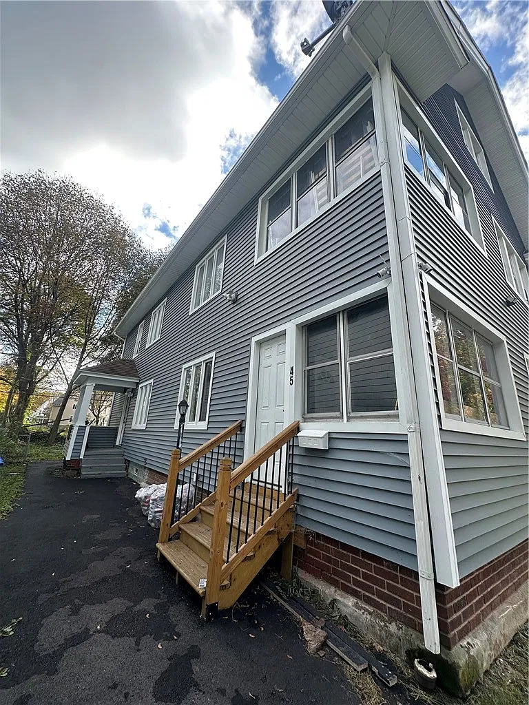 3 bed, 1.0 bath, 1027 sqft, $1,500 — Photo 2