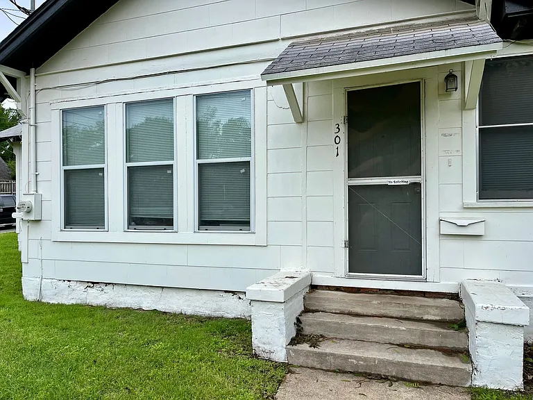 301 Amarillo St — Photo 3