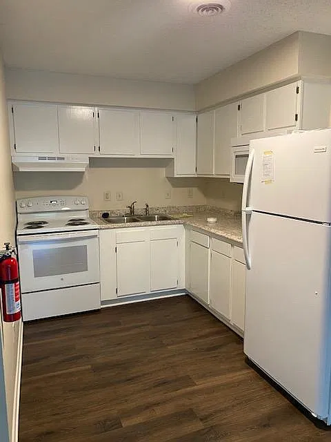 423 S Main St — Photo 3