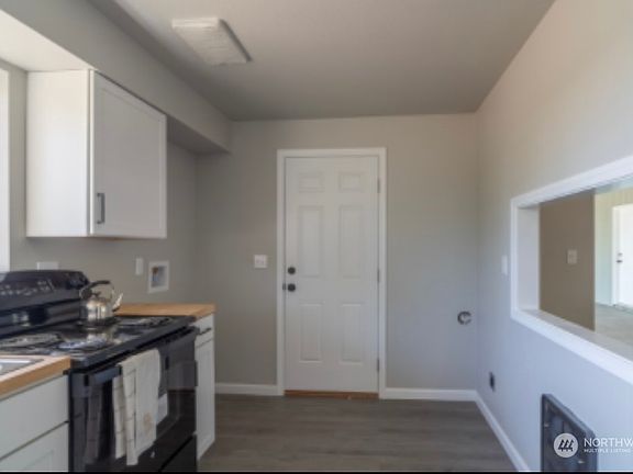 3rd image of 160 162 carswell Street Dr