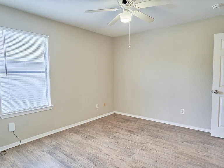 2214 Katy Ln #D — Photo 11