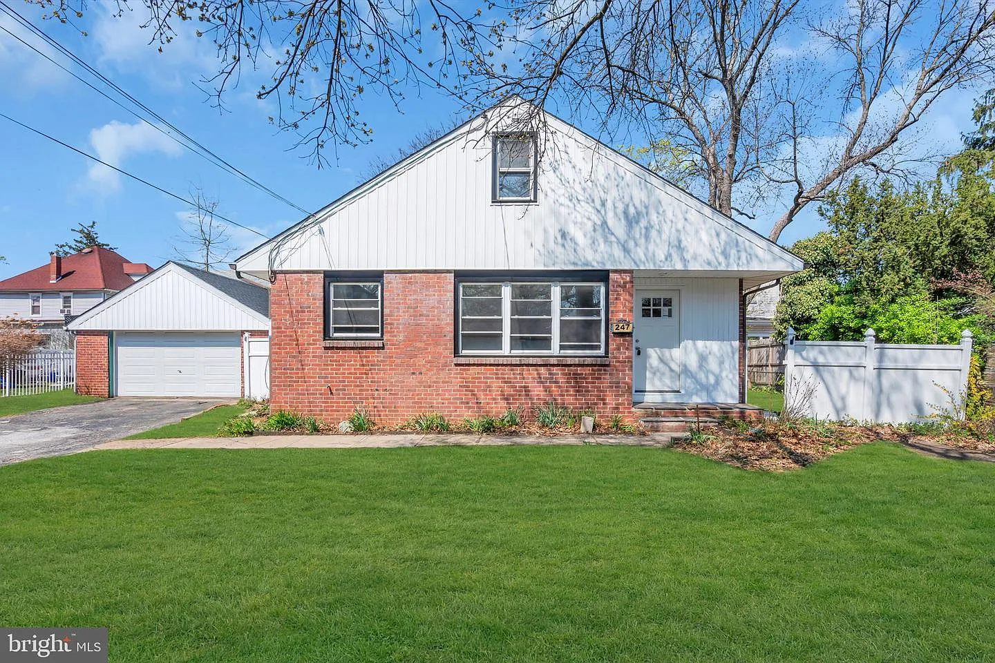 247 Woodlawn Ave photo 1