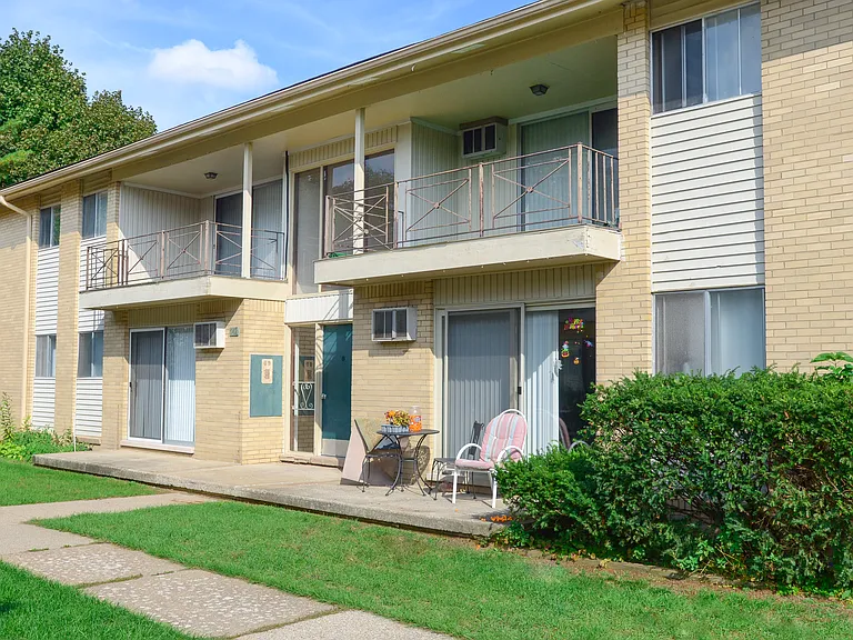 Denway Circle Apartments — Photo 26