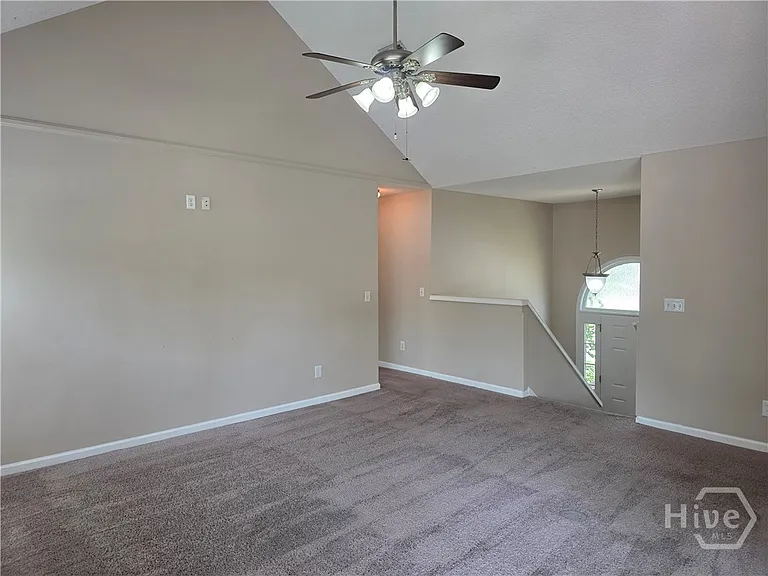301 Aspen Dr — Photo 4